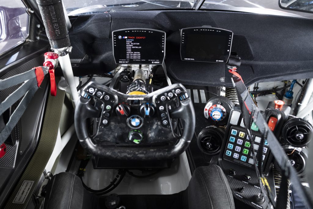 Le volant de course Fanatec BMW M4 GT3 dans le cockpit !