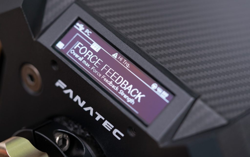 L'écran OLED du Fanatec DD2 permet de très facilement changer de réglages