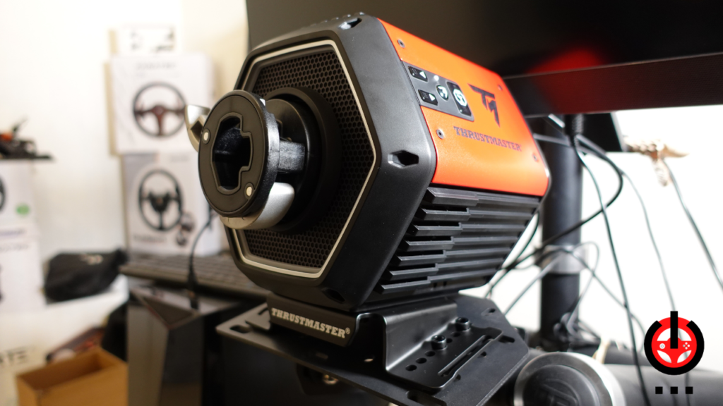 le Thrustmaster T818 Edition Ferrari installé sur le chassis