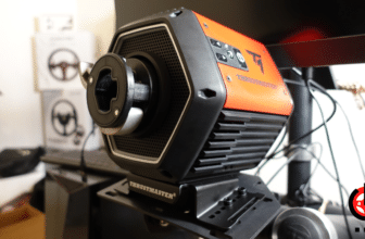 le Thrustmaster T818 Edition Ferrari installé sur le chassis